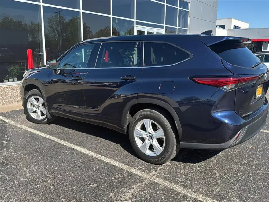 2022 Toyota Highlander LE photo 1