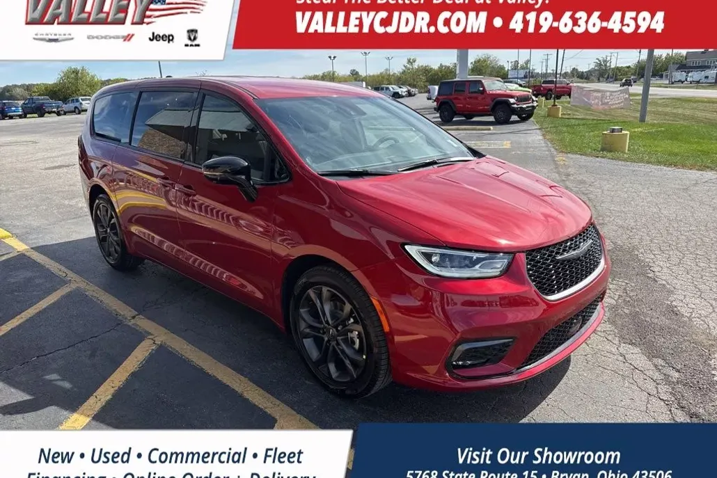 2026 Chrysler Pacifica photo 1