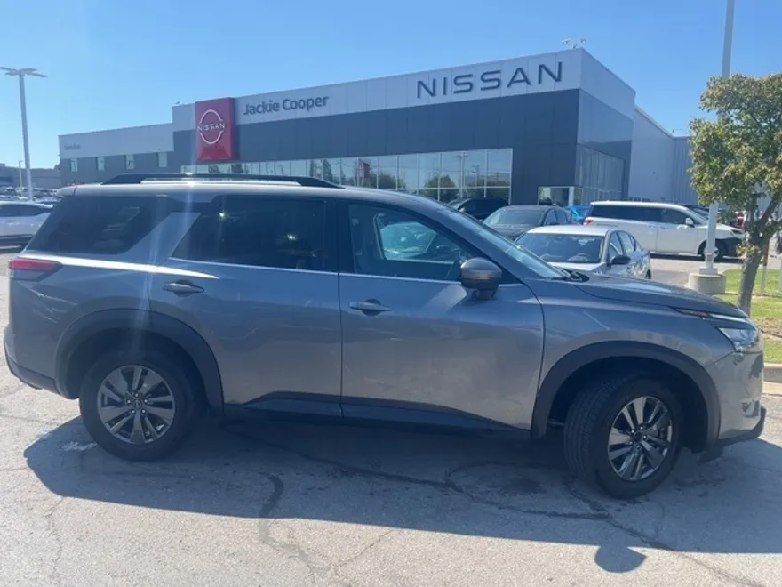2024 Nissan Pathfinder SV photo 1