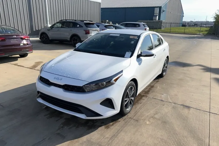 2023 Kia Forte LXS photo 1
