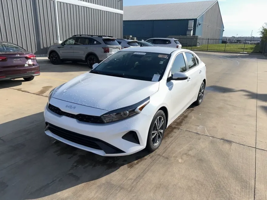 2023 Kia Forte LXS photo 1