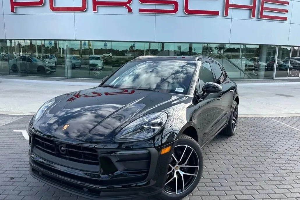 2025 Porsche Macan T photo 1
