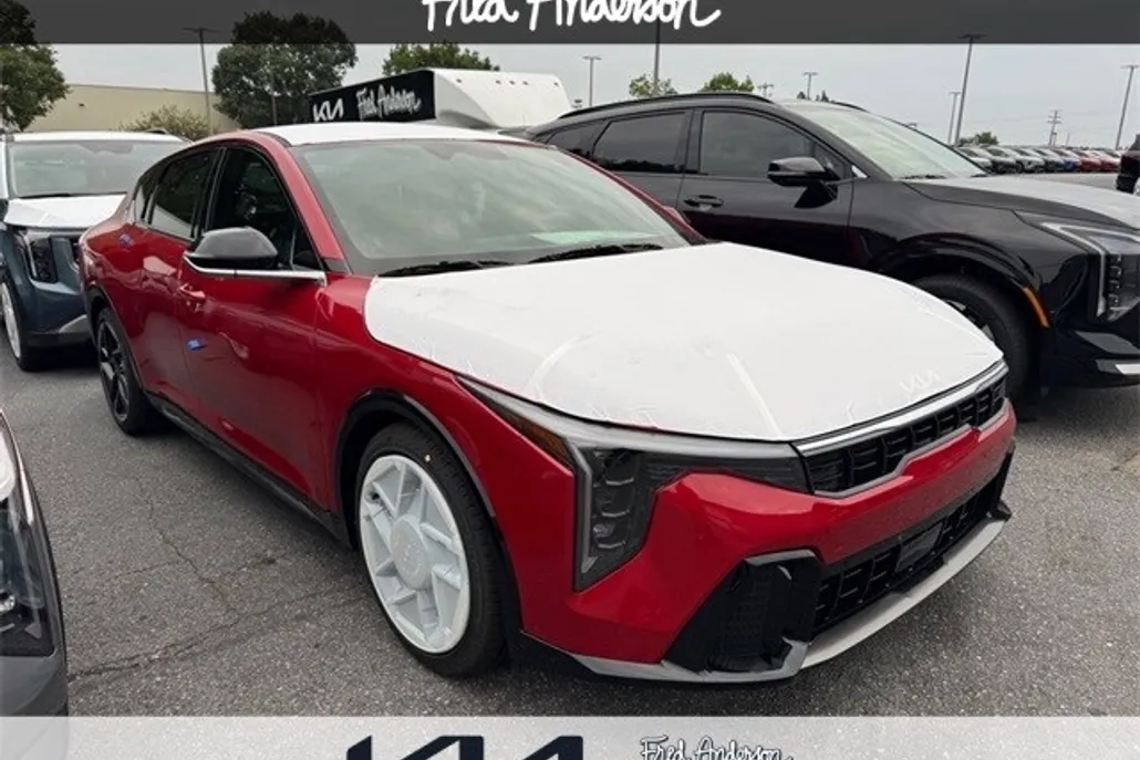 2025 Kia K4 GT-Line photo 1
