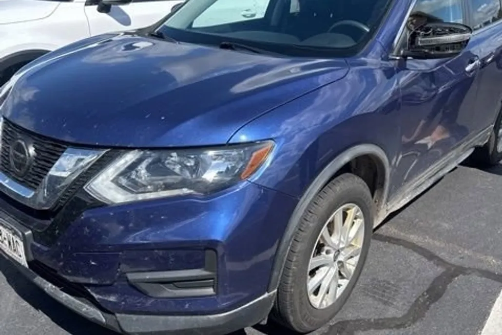 2019 Nissan Rogue SV photo 1