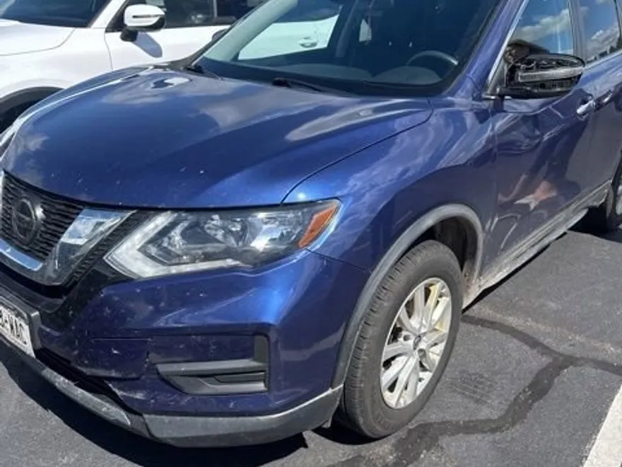 2019 Nissan Rogue SV photo 1