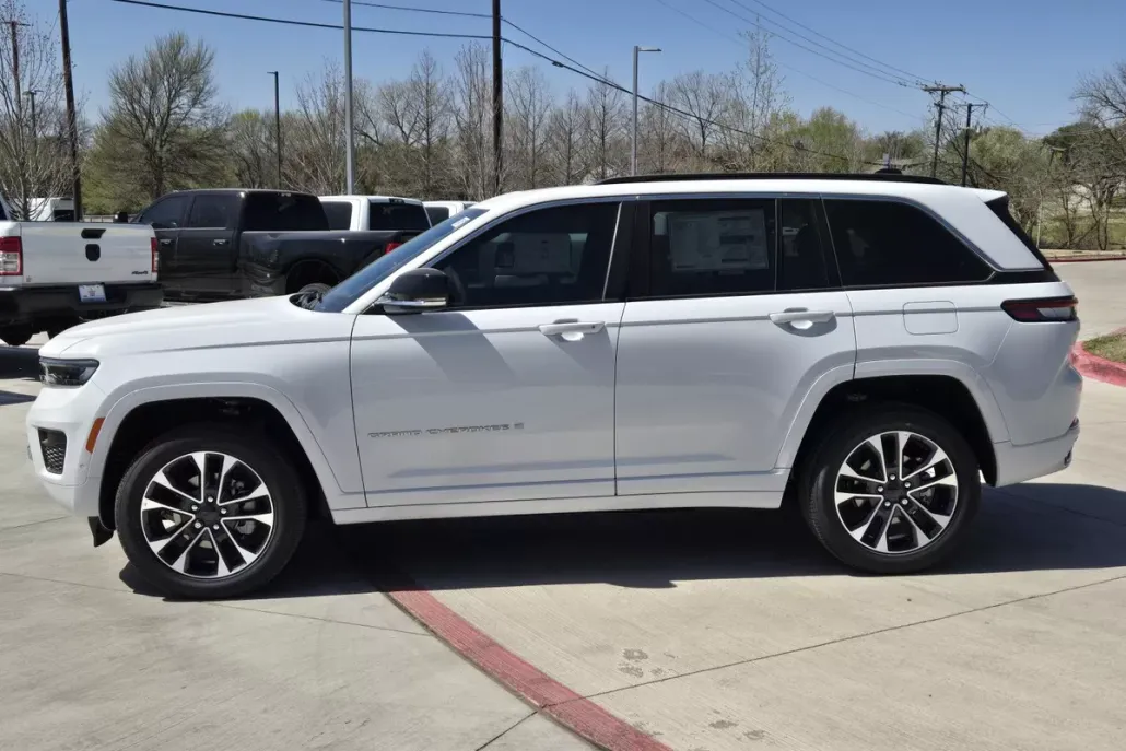 2025 Jeep Grand Cherokee Overland photo 1