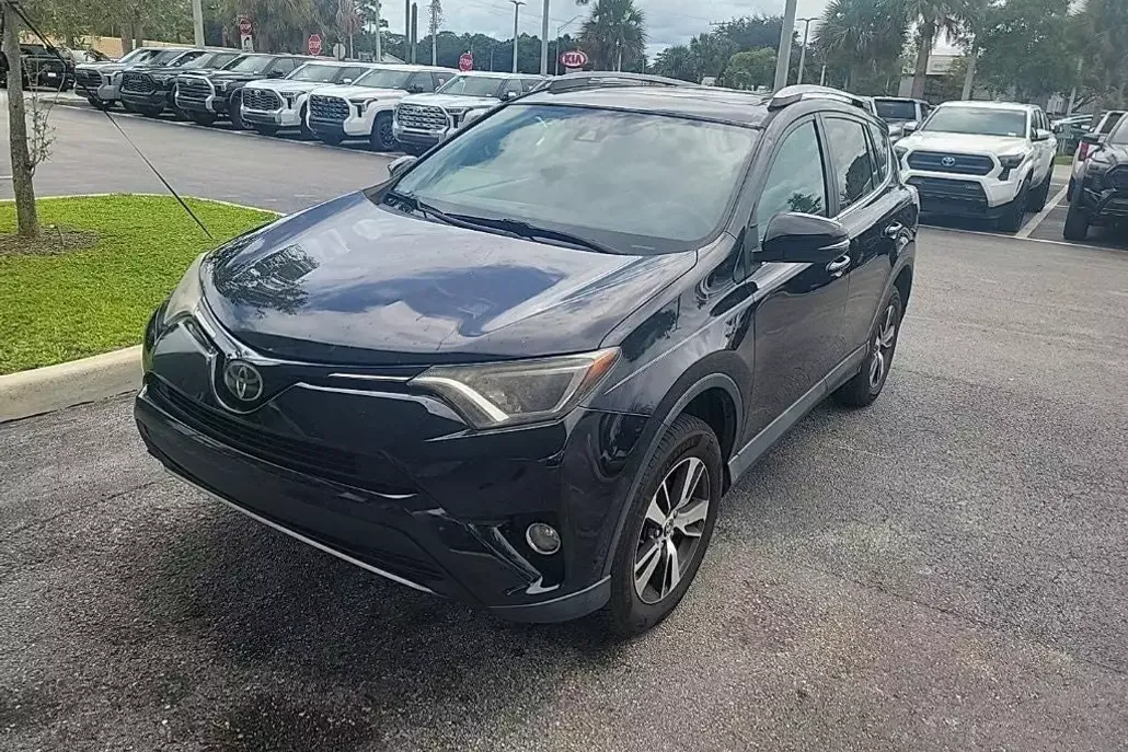 2018 Toyota RAV4 XLE photo 1