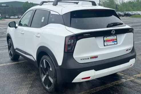 2025 Nissan Kicks SR photo 2