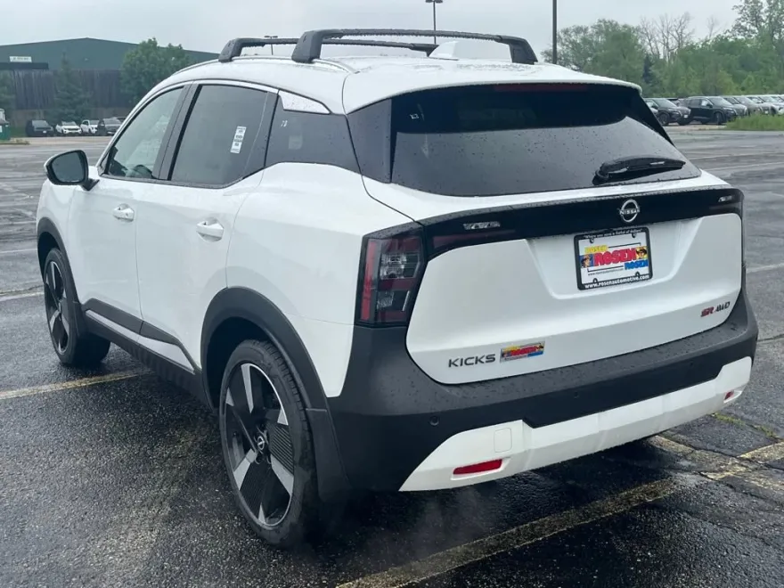 2025 Nissan Kicks SR photo 2