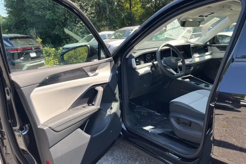 2025 Volkswagen Tiguan SE photo 1
