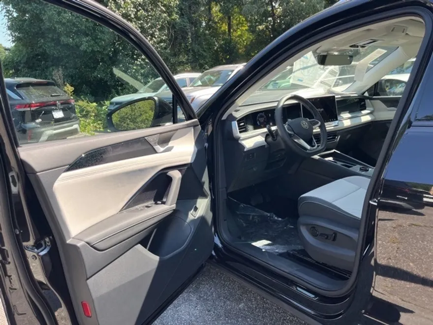 2025 Volkswagen Tiguan SE photo 1