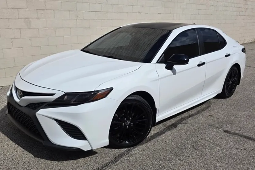 2020 Toyota Camry SE photo 1