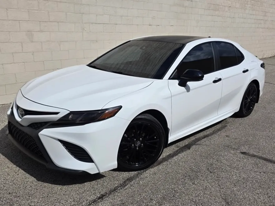 2020 Toyota Camry SE photo 1
