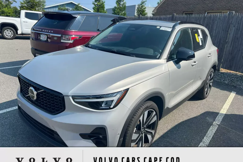 2025 Volvo XC40 Plus photo 1