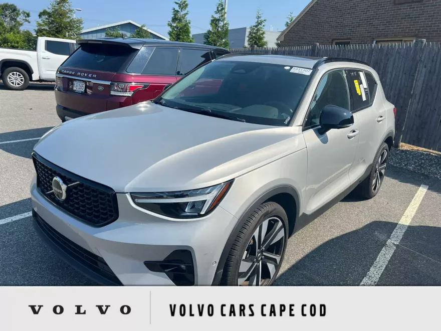 2025 Volvo XC40 Plus photo 1