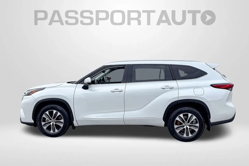 2022 Toyota Highlander XLE photo 1