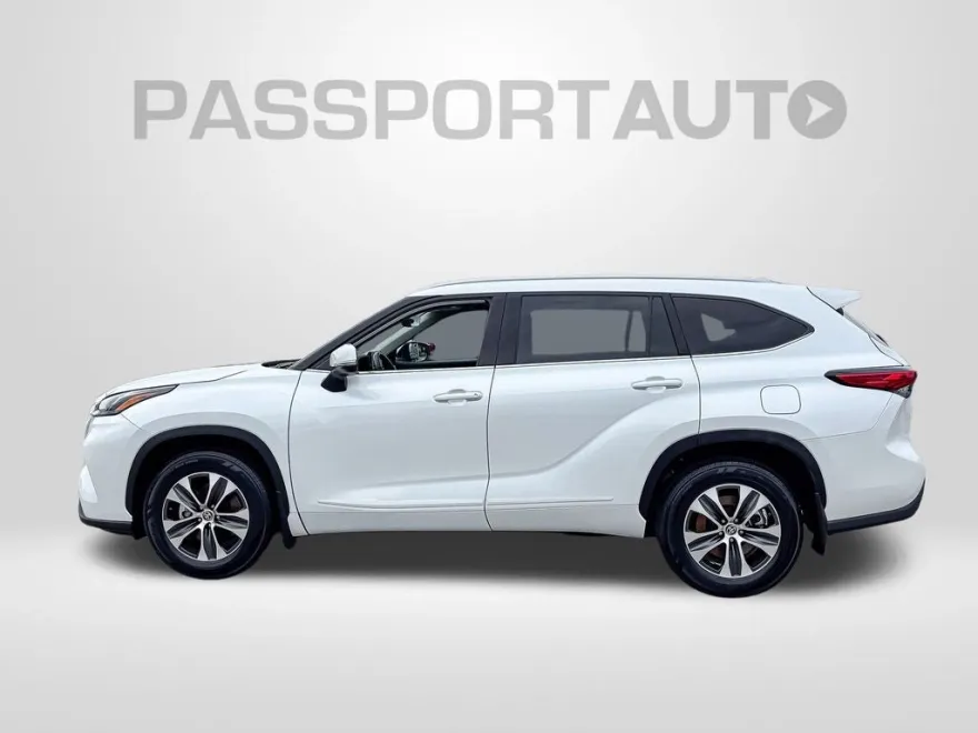2022 Toyota Highlander XLE photo 1