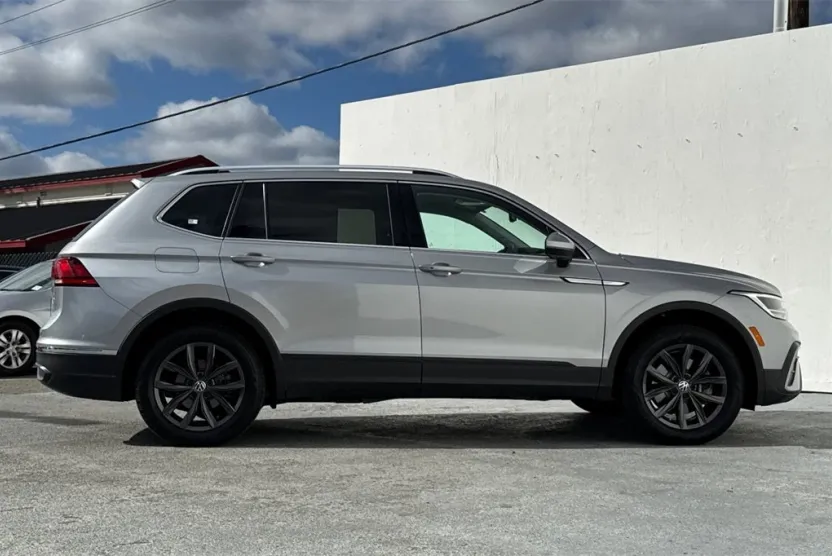 2022 Volkswagen Tiguan SE photo 1
