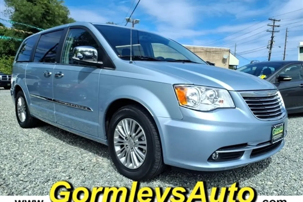 2013 Chrysler Town & Country photo 1