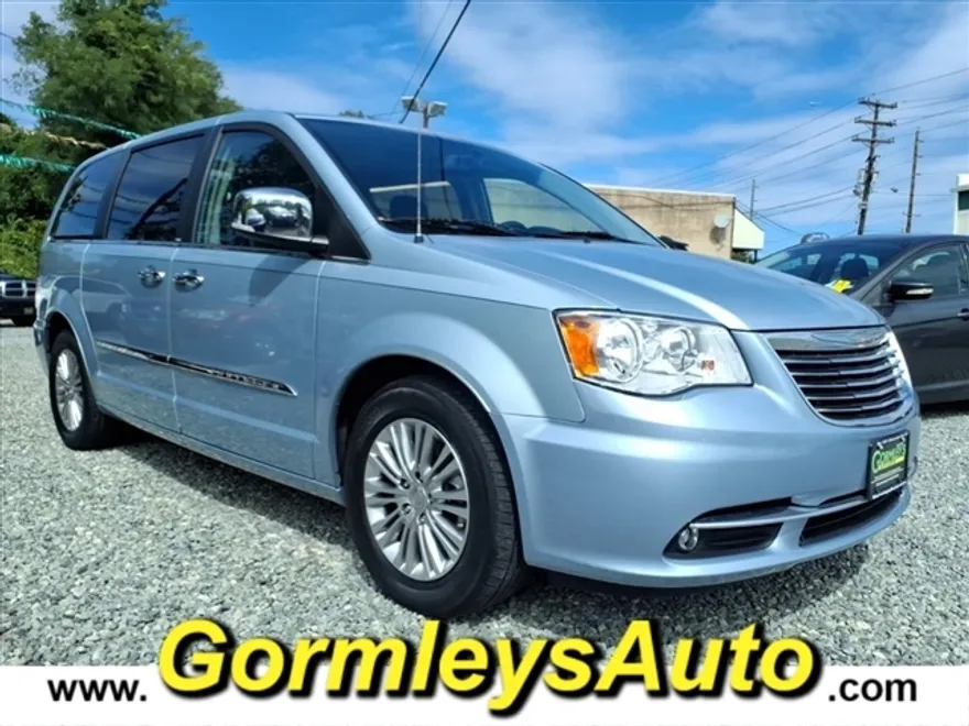 2013 Chrysler Town & Country photo 1