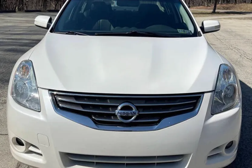 2011 Nissan Altima 3.5 SR photo 1