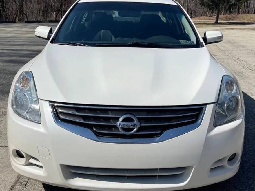 2011 Nissan Altima 3.5 SR photo 1