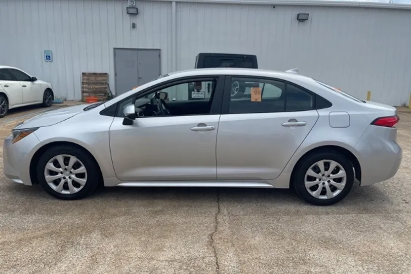 2024 Toyota Corolla LE photo 1