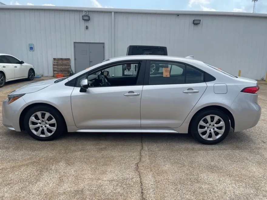 2024 Toyota Corolla LE photo 1
