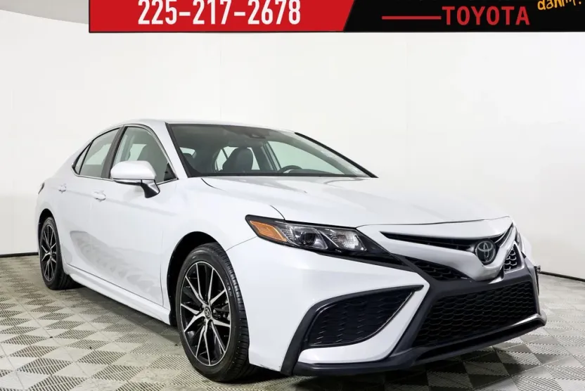 2023 Toyota Camry SE photo 1