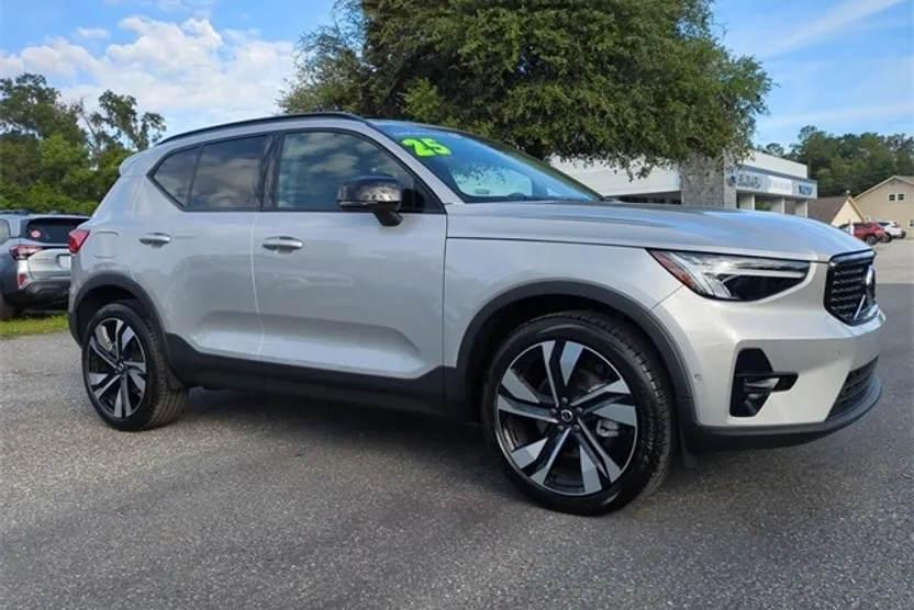 2025 Volvo XC40 AWD Plus photo 1