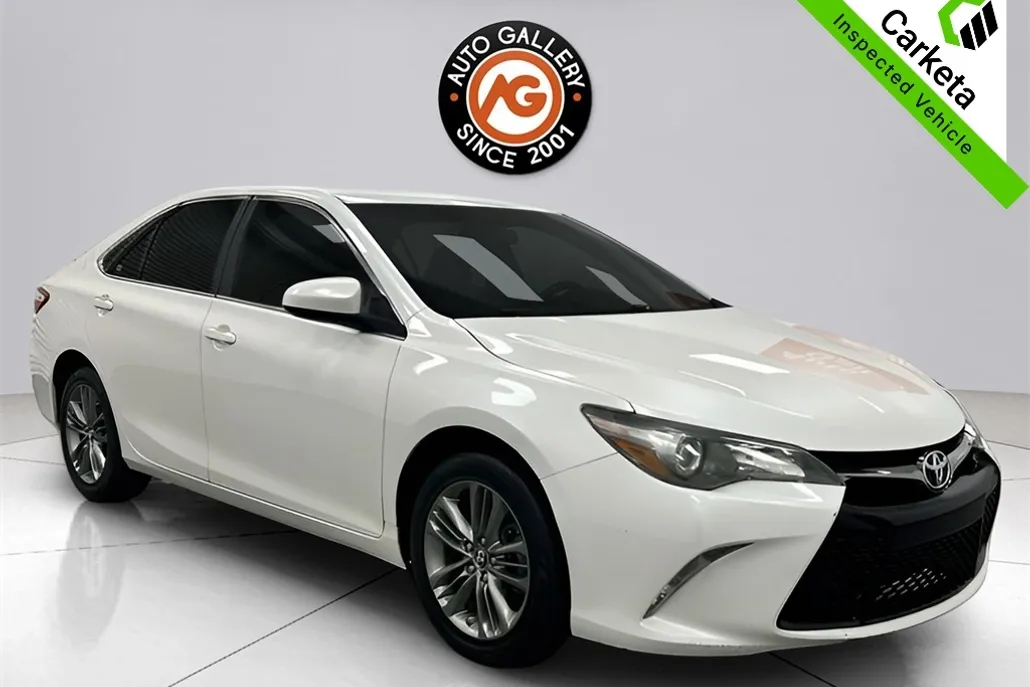 2017 Toyota Camry SE photo 1