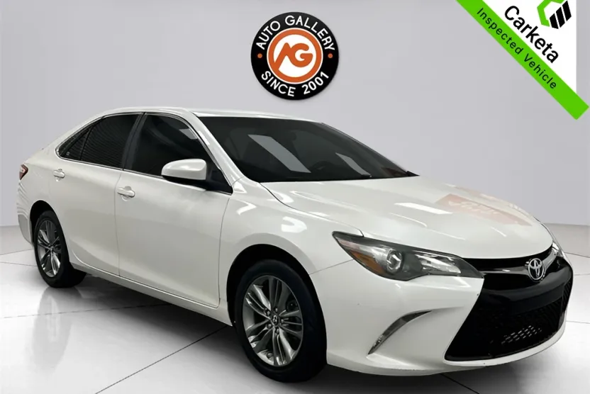 2017 Toyota Camry SE photo 1