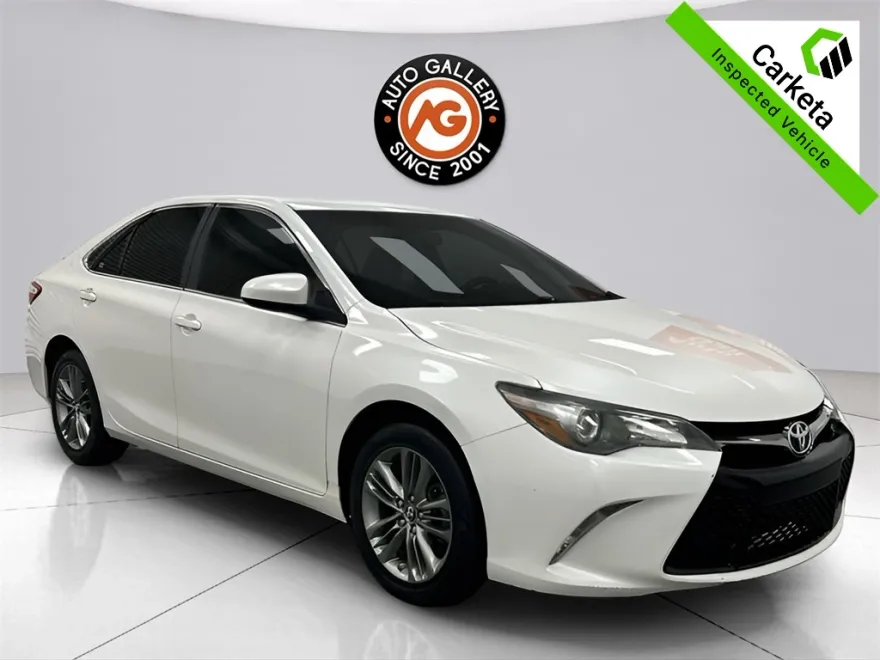 2017 Toyota Camry SE photo 1