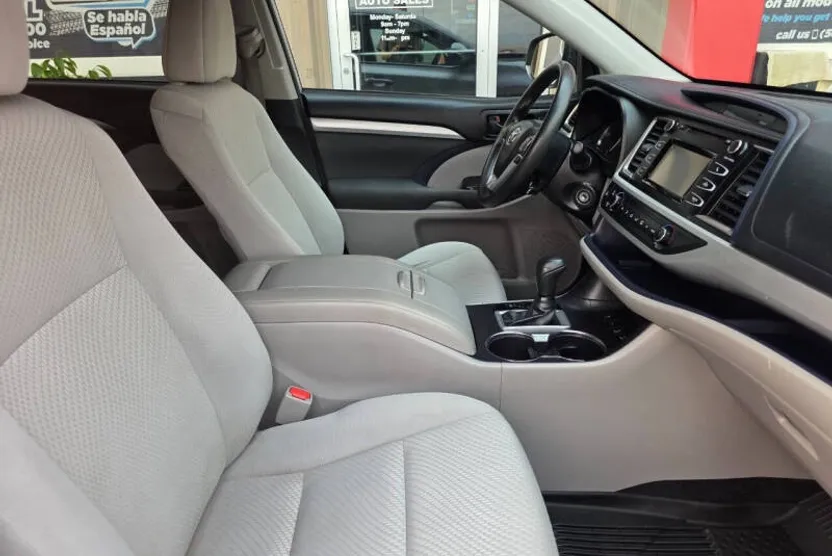 2018 Toyota Highlander LE photo 1