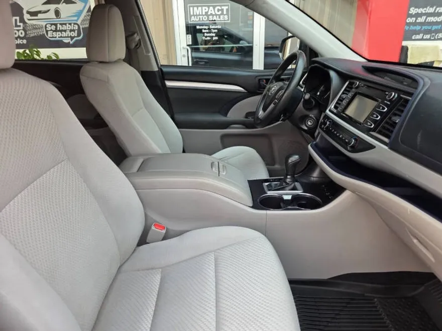 2018 Toyota Highlander LE photo 1