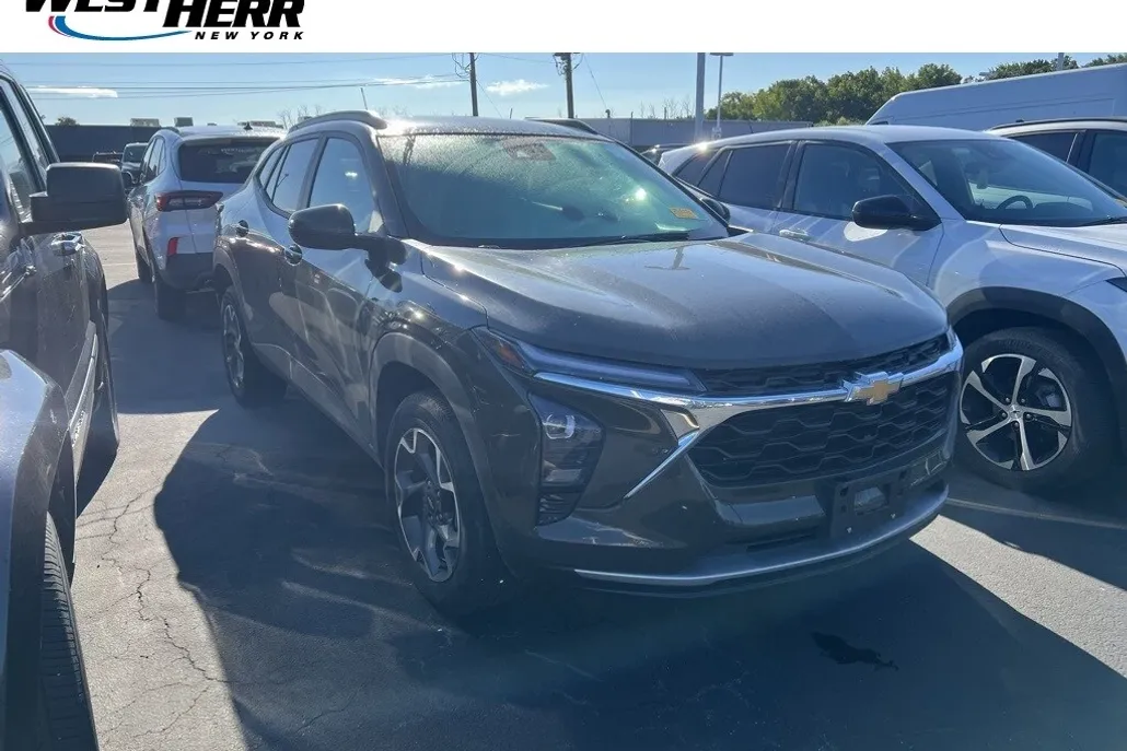 2024 Chevrolet Trax LT photo 1