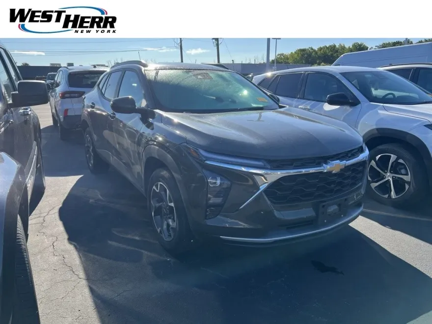 2024 Chevrolet Trax LT photo 1
