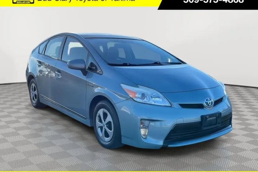 2013 Toyota Prius Four photo 1