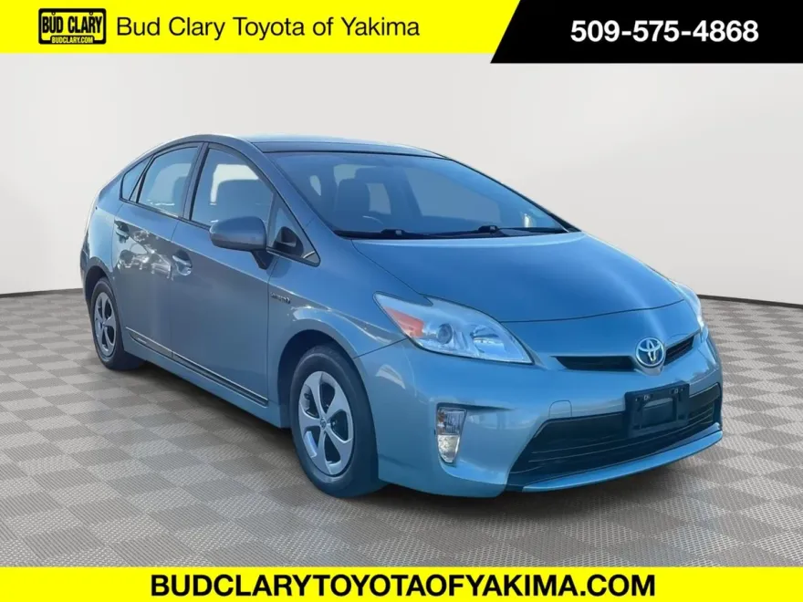 2013 Toyota Prius Four photo 1