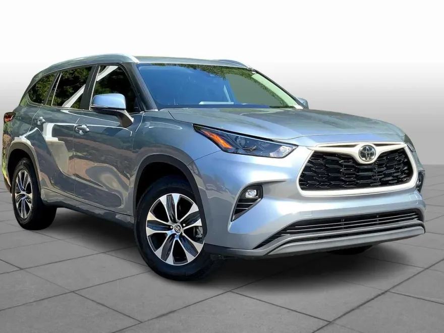 2023 Toyota Highlander XLE photo 1