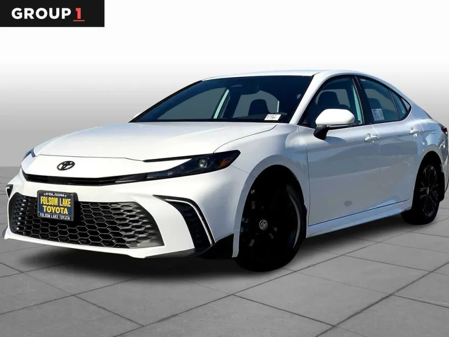 2025 Toyota Camry SE photo 1
