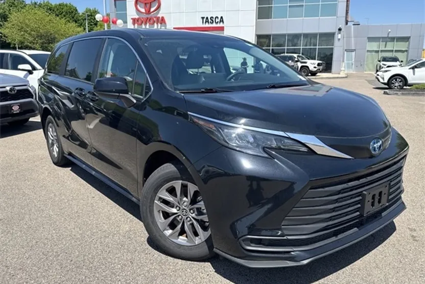 2024 Toyota Sienna LE photo 1