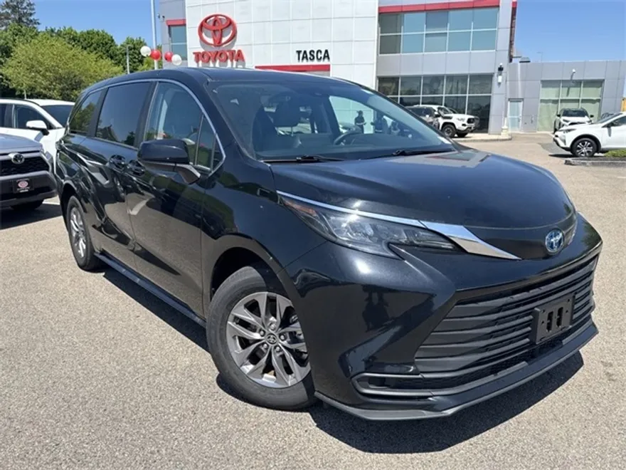 2024 Toyota Sienna LE photo 1