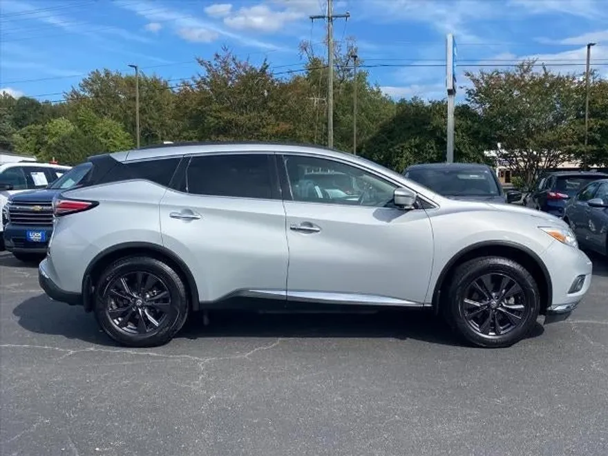 2017 Nissan Murano SV photo 1
