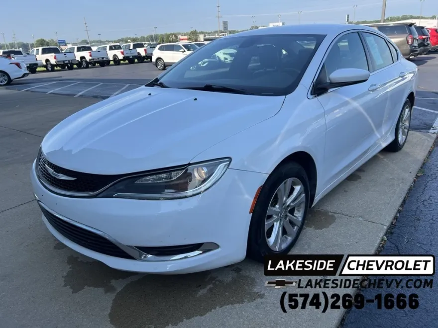 2016 Chrysler 200 Limited photo 1