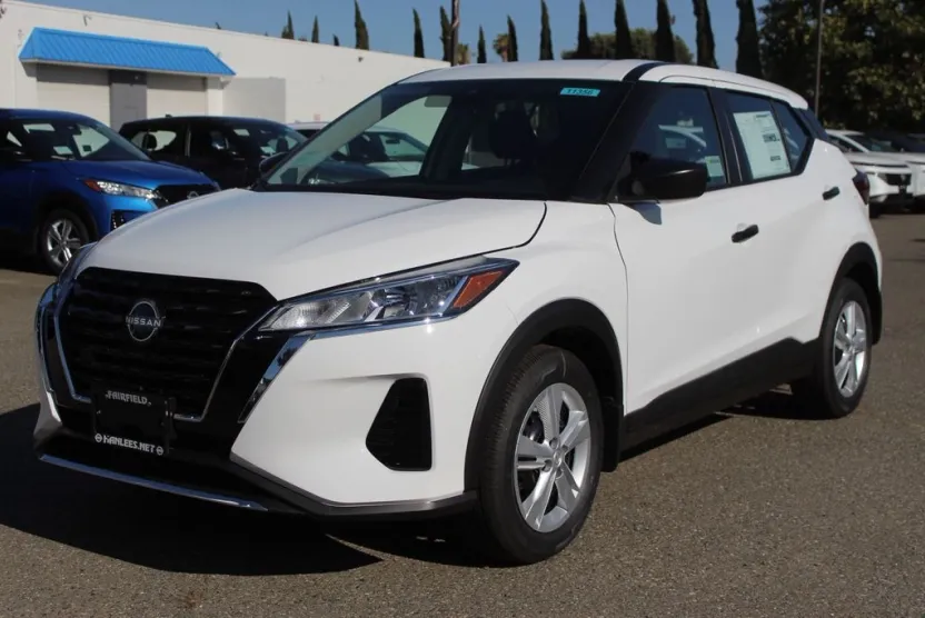 2025 Nissan Kicks Play S photo 1