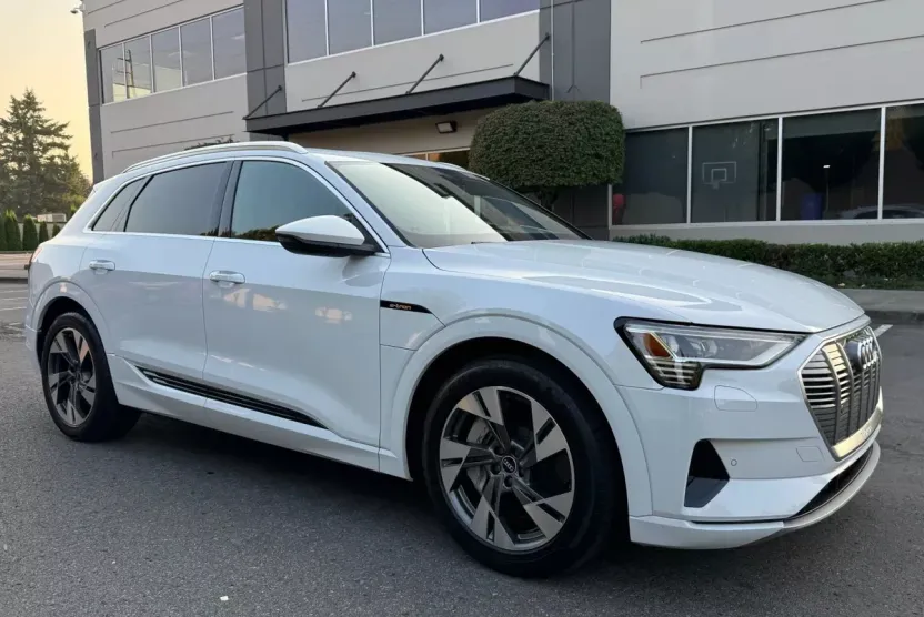 2021 Audi e-tron Premium photo 1