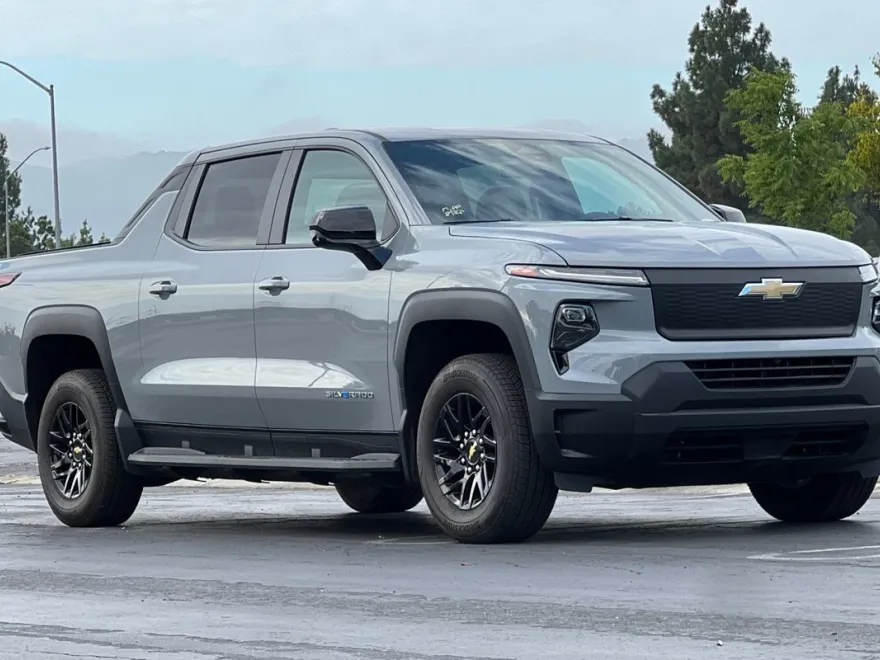 2025 Chevrolet Silverado EV Base photo 1