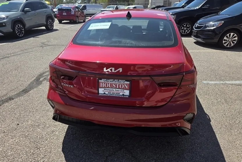 2023 Kia Forte LXS photo 1