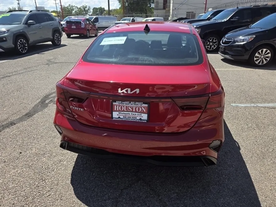 2023 Kia Forte LXS photo 1